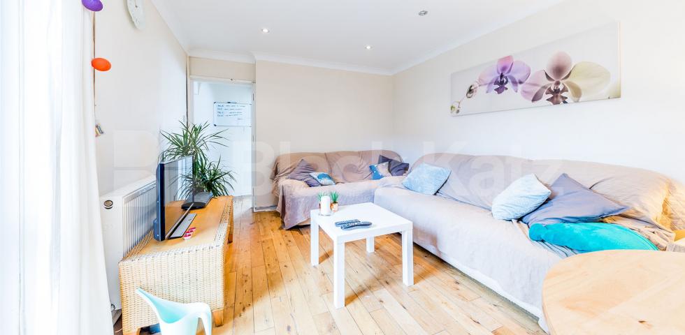 Four double bedrooms large lounge modern kitchen - mins to tube & shops. Williamson Street, Holloway